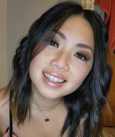 Miss Jee Yung onlyfans leajs