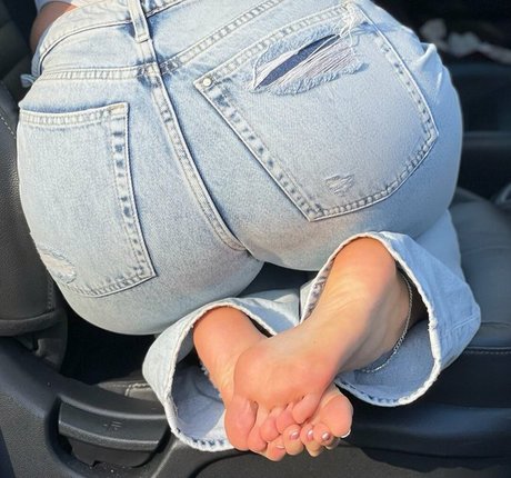 Nairasfeet onlyfans leaks.