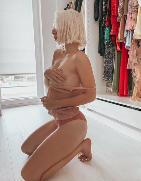 blonde lady onlyfans leak