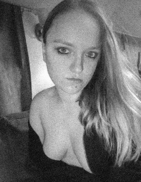 aprilrose1992 onlyfans photos