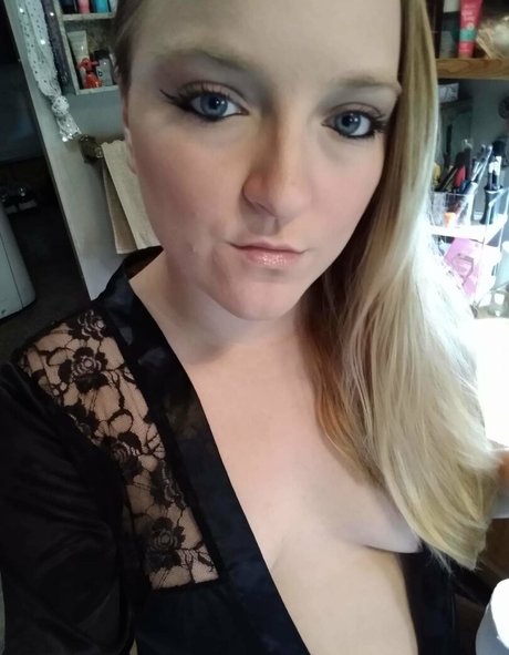 aprilrose1992 naked onlyfans leak