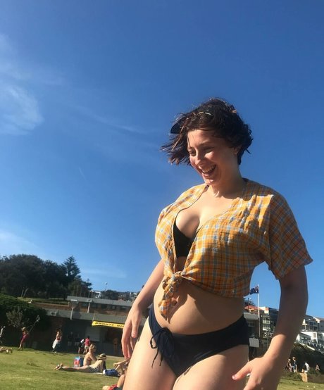 SliceOfSalami onlyfans model images