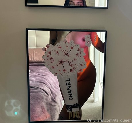 its queen Profile pic