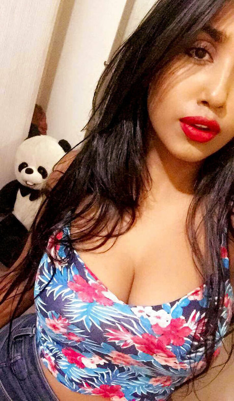 scarlettmrose onlyfans tits