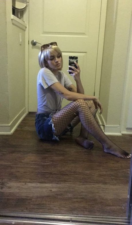 autumngravesz onlyfans strip