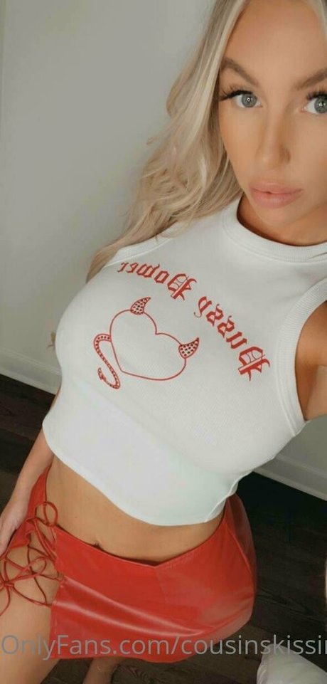 cousinskissing only fans photos