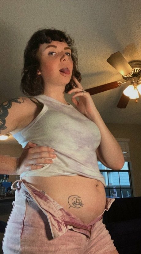 bigbellybenni onlyfans desnuda