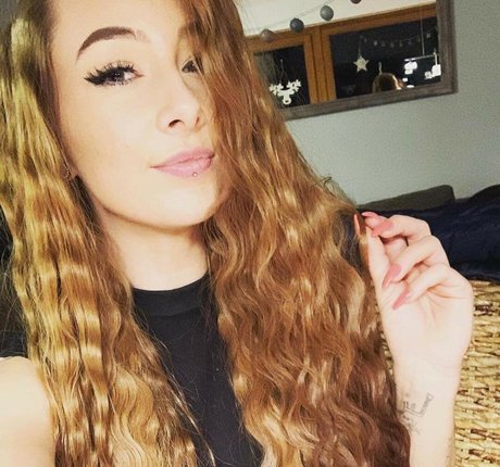 lizzzyfox onlyfans model