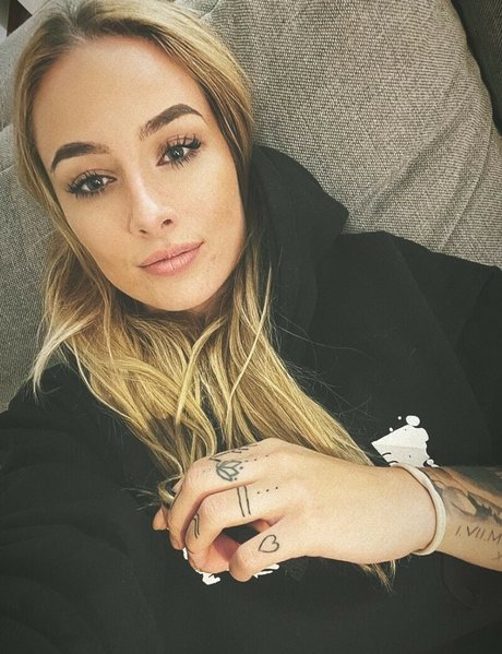 lizzzyfox ass onlyfans