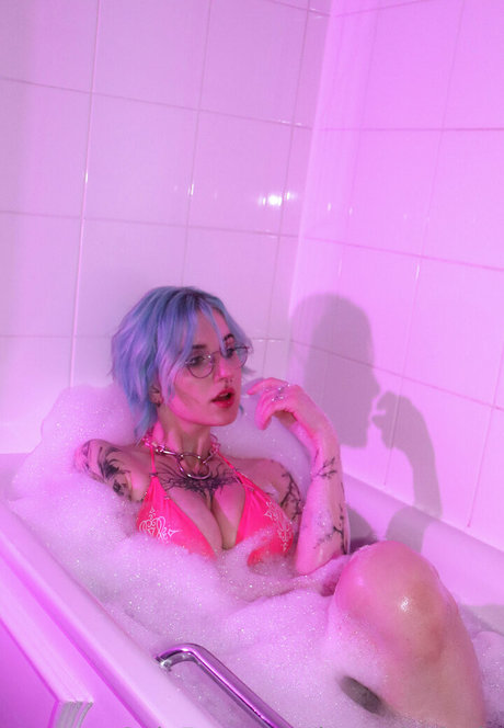 lyracr0w0 vip only fans review