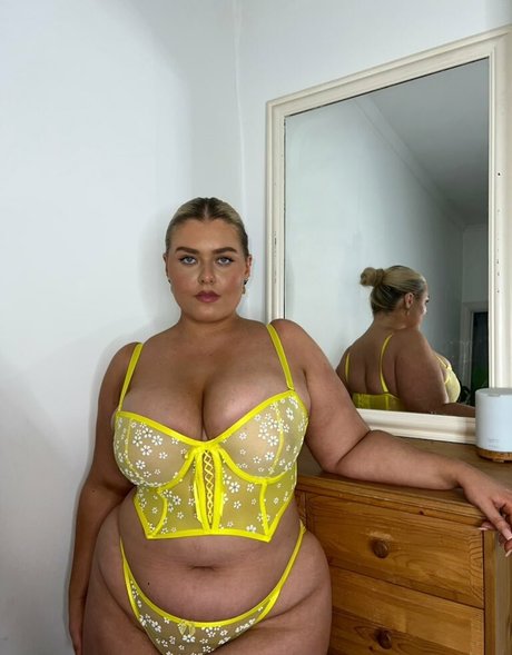 Izzy Nicholls is on onlyfans