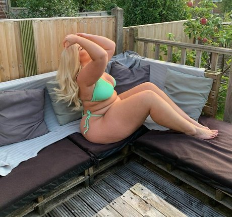 Izzy Nicholls onlyfans leaked tits