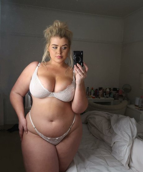 Izzy Nicholls onlyfans nude