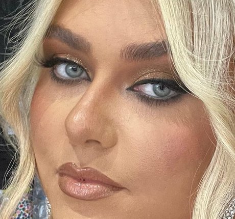 Izzy Nicholls onlyfans tits