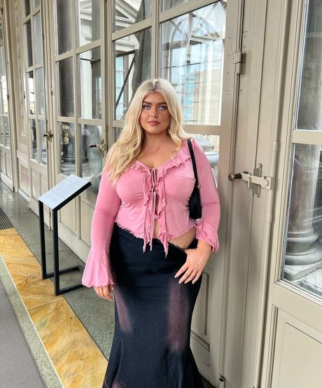 Miss Honey Mia nude onlyfans leaks