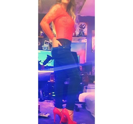 danni92 onlyfans topless