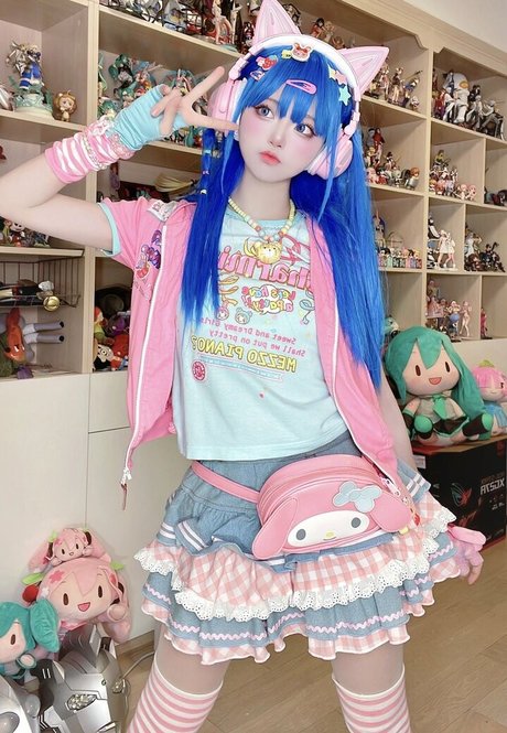 SeeU Cosplay onlyfans model