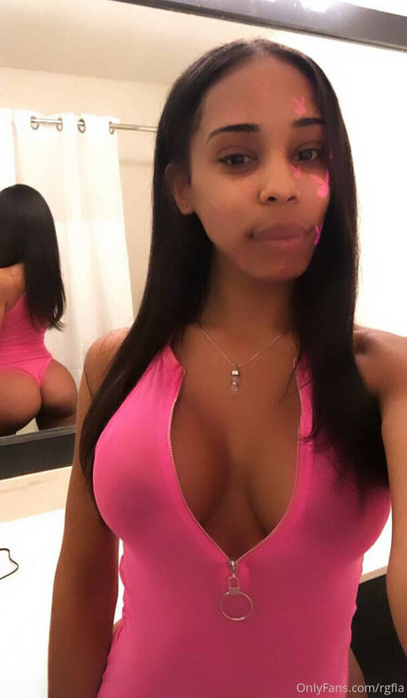 Larissa Castr0 onlyfans strip