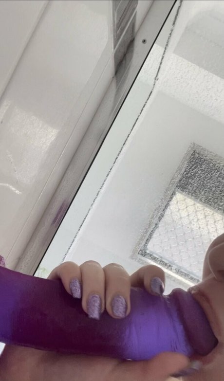 itsyagirlpaz onlyfans striptease