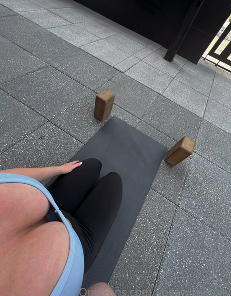 yogawithemily onlyfans leaks