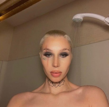 Malory Malibu onlyfans model images