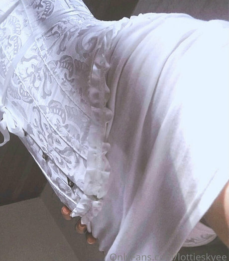 lottieskyee onlyfans boobs