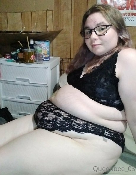 queenbee 03 onlyfans desnuda