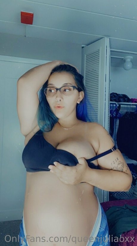 queenjuliaoxx onlyfans pics
