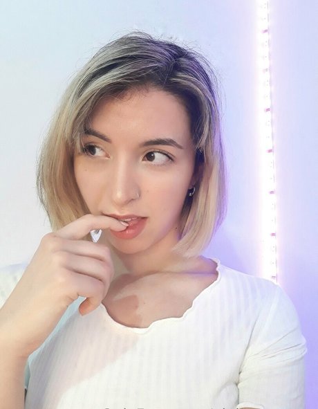 violetaamane onlyfans strip tease