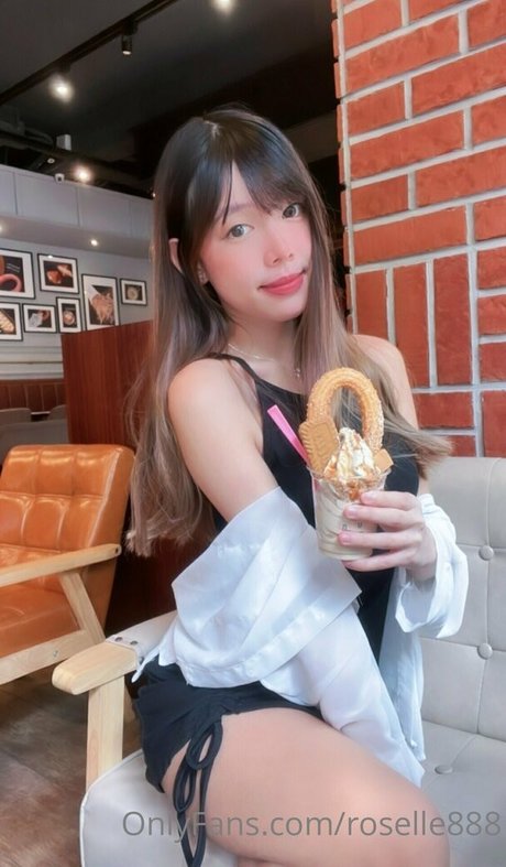 roselle888 onlyfans naked