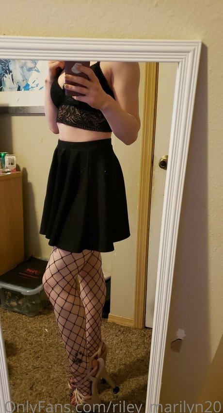 riley marilyn20 naked only fans