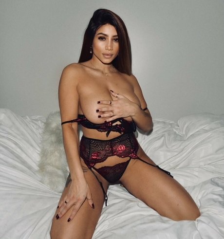 Kayleigh Morris topless onlyfans