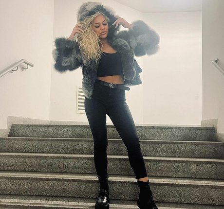 adinaa99 only fans pic