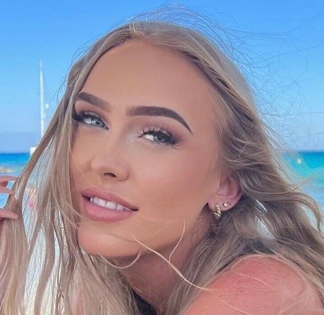 Alia Isenhour onlyfans model photo