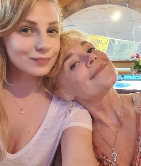 Sydney Poniewaz boobs onlyfans