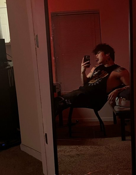 yellofeverr onlyfans sexy