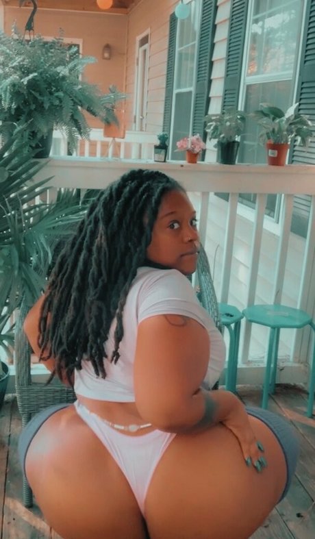 thefamouspeachesandcream onlyfans boobs