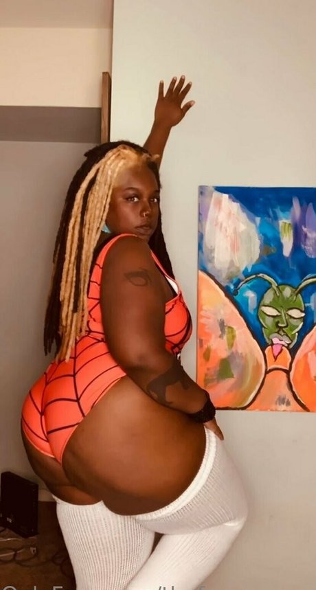 thefamouspeachesandcream naked on onlyfans