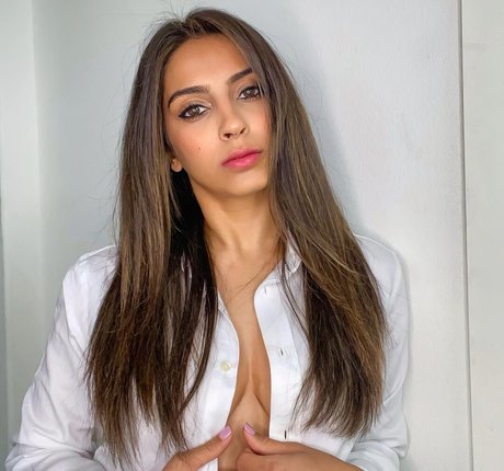 Simmi Singh onlyfans lesk