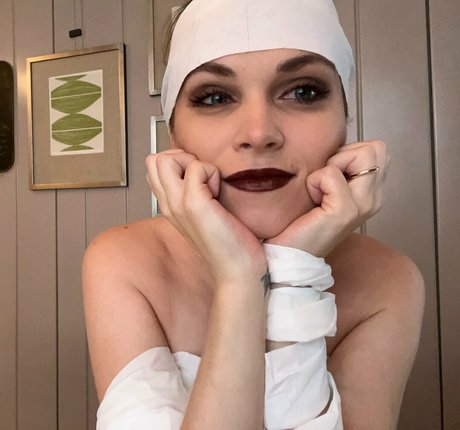 Eliza Taylor nude onlyfans pics