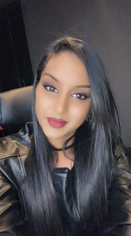 thequeentrish onlyfans nudes