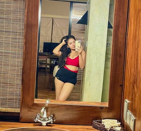 Nimesha Jayarathne naked onlyfans leak