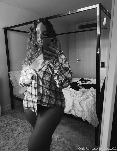 chloxo22 onlyfans strip tease