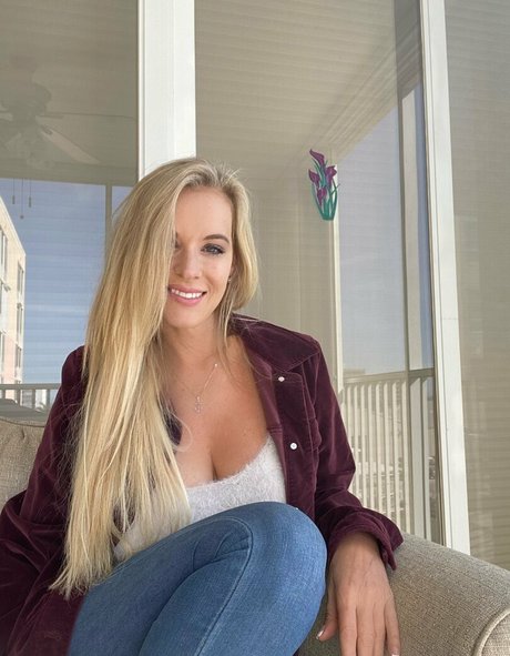 Ellehotmom onlyfans model photo