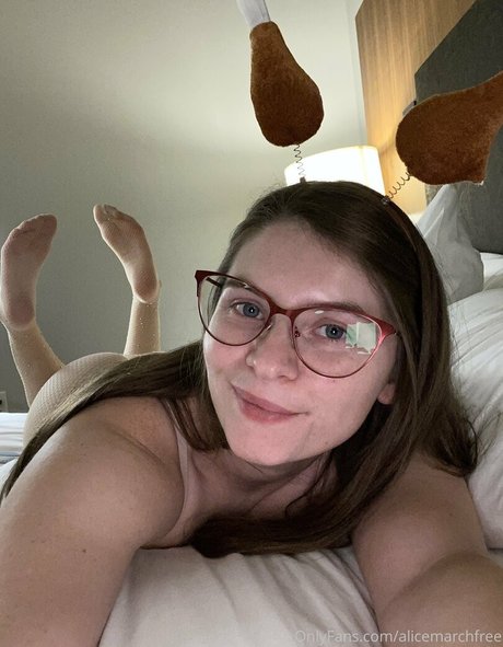 alicemarchfree onlyfans pictures