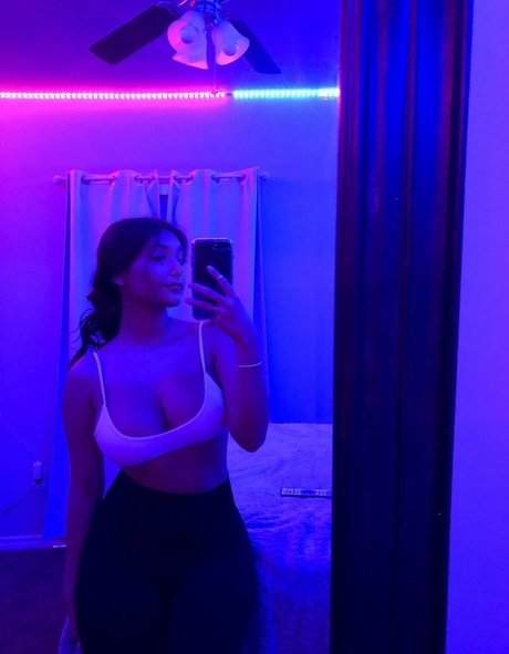 Chloe Medina onlyfans striptease