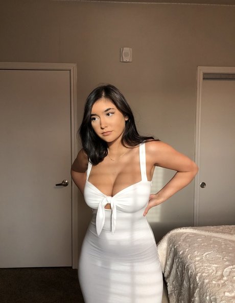 Chloe Medina onlyfans naked