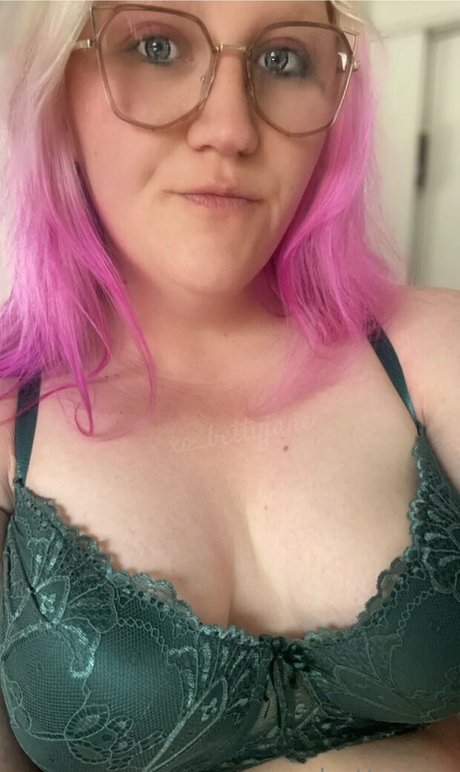 xo bettyjane onlyfans striptease