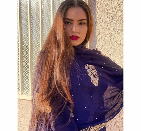 Sukh Bains onlyfans leak ass