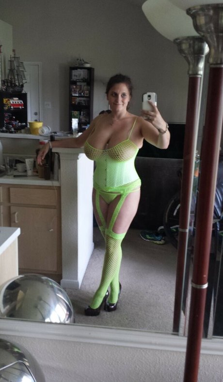 Avery Harwood onlyfans model images